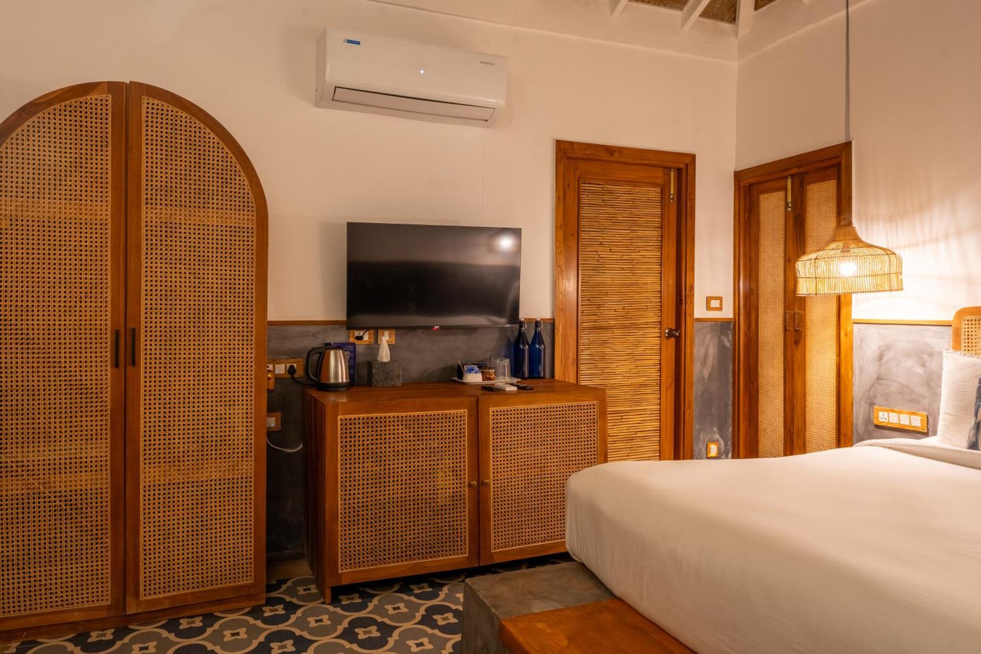 Azora By Ayatana, Goa Hotel Morjim Exterior photo